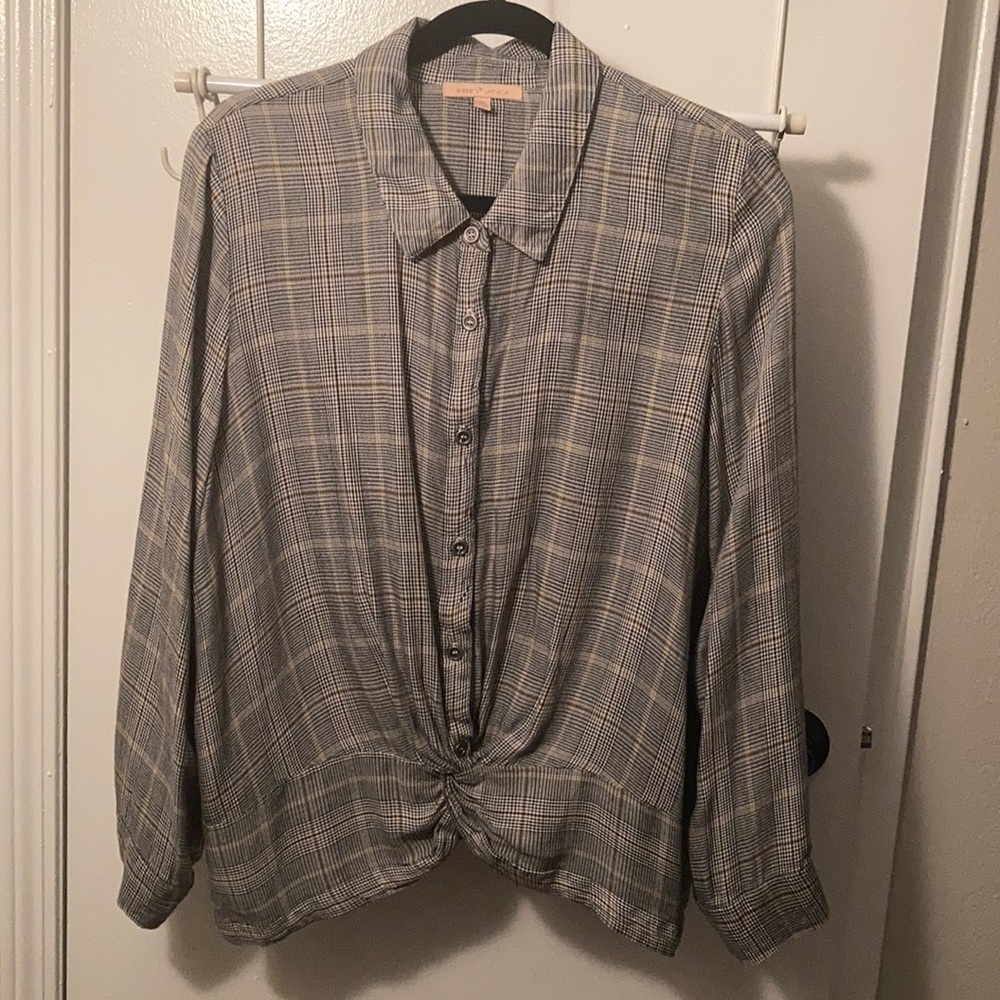 Ladies knotted hem blouse